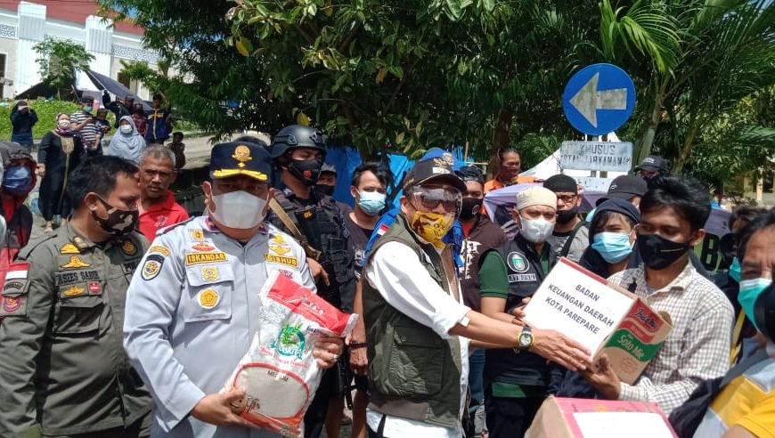 Taufan Pawe Serahkan Bantuan Masyarakat dan Pemerintah Parepare kepada Korban Gempa Sulbar